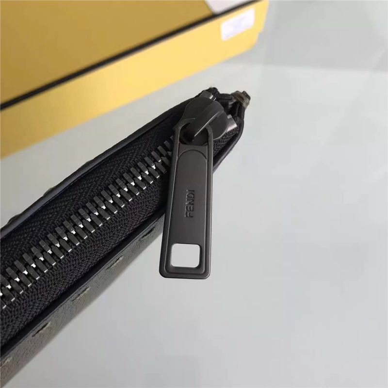 FENDI 芬迪 0225 精選小牛皮荔枝紋加釘腕帶手拿包 啡色