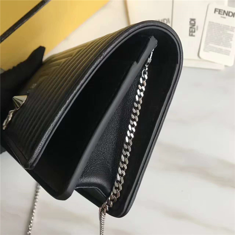 FENDI 芬迪 6346 柔軟板巖軟羊鏈式皮夾 金屬環 可拆卸鏈條肩帶 黑色