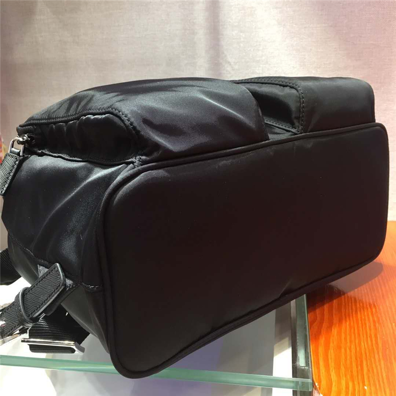 1BZ005 Prada男包 普拉達(dá)雙肩包 尼龍材質(zhì) 翻蓋抽繩 Prada雙肩包 黑色