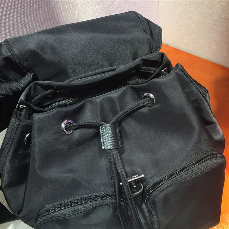 1BZ005 Prada男包 普拉達(dá)雙肩包 尼龍材質(zhì) 翻蓋抽繩 Prada雙肩包 黑色