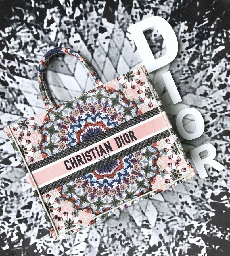 M1286ZRIO Dior Book Tote刺繡帆布手提包 點綴彩色KaleiDiorscopic圖案刺繡