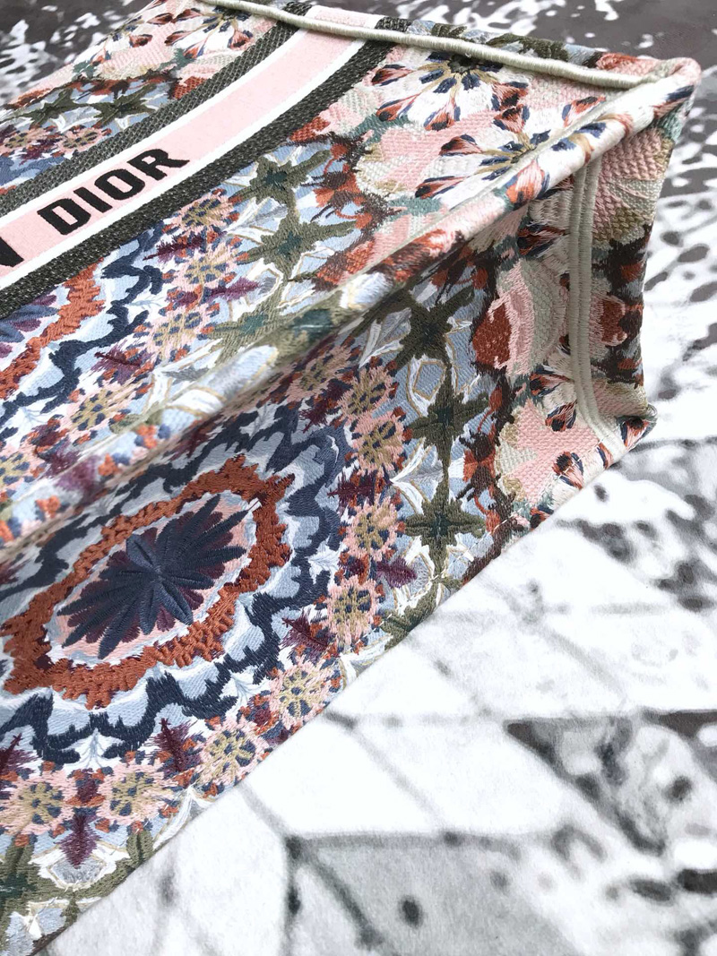 M1286ZRIO Dior Book Tote刺繡帆布手提包 點綴彩色KaleiDiorscopic圖案刺繡