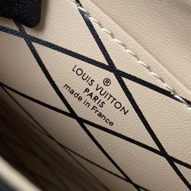 M67872 LV TRUNK VERTICAL 鏈條包 Epi牛皮 S形鎖扣包 粉色