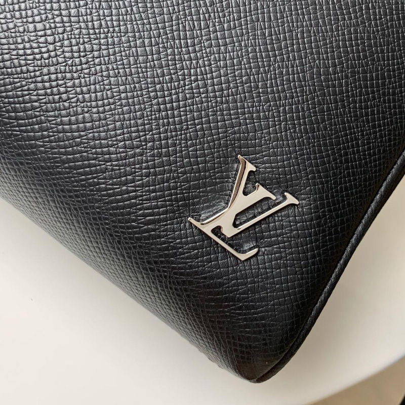 M30260 LV ALEX 小號郵差包 Taiga 皮革男包 黑色