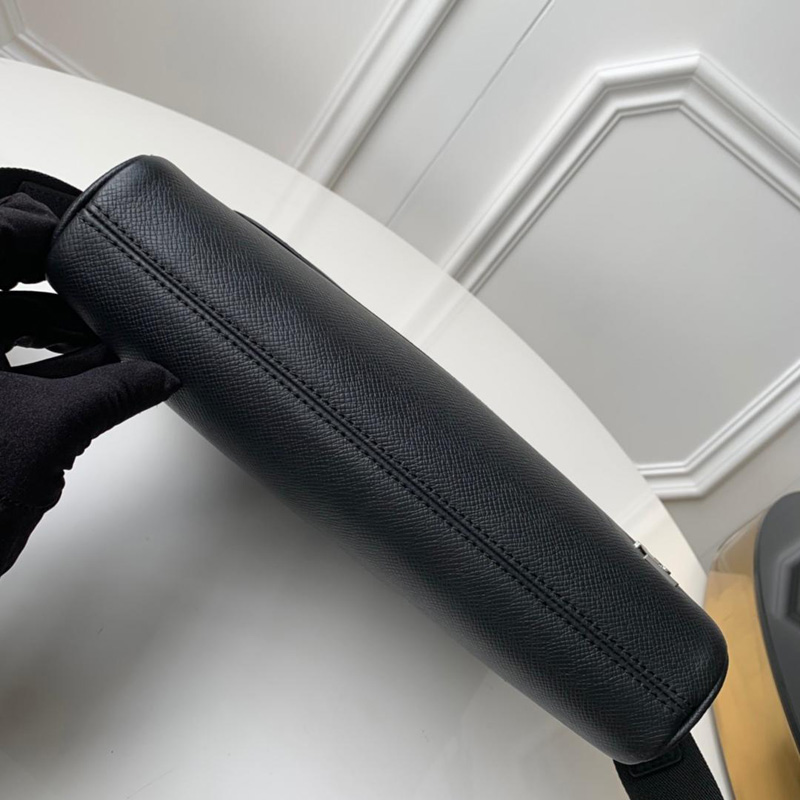 M30260 LV ALEX 小號郵差包 Taiga 皮革男包 黑色