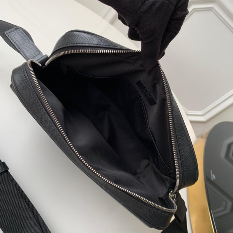 M30260 LV ALEX 小號郵差包 Taiga 皮革男包 黑色