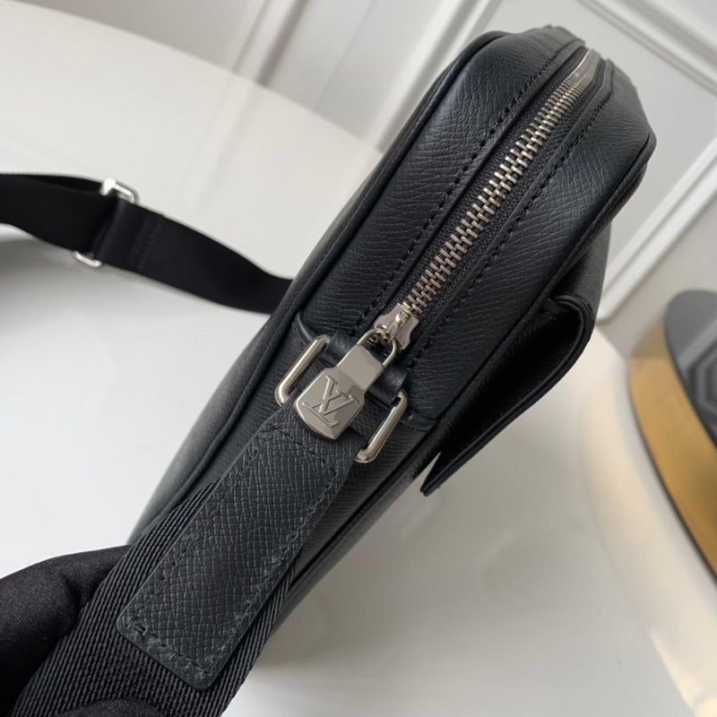 M30260 LV ALEX 小號郵差包 Taiga 皮革男包 黑色