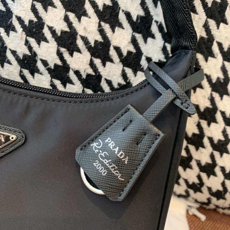 1NE515 Prada Re-Edition 2000 尼龍迷你手袋 普拉達半月包 黑色