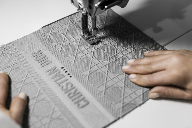 DIOR2020新款包Lady D-Lite系列以刺繡處理工法制作!