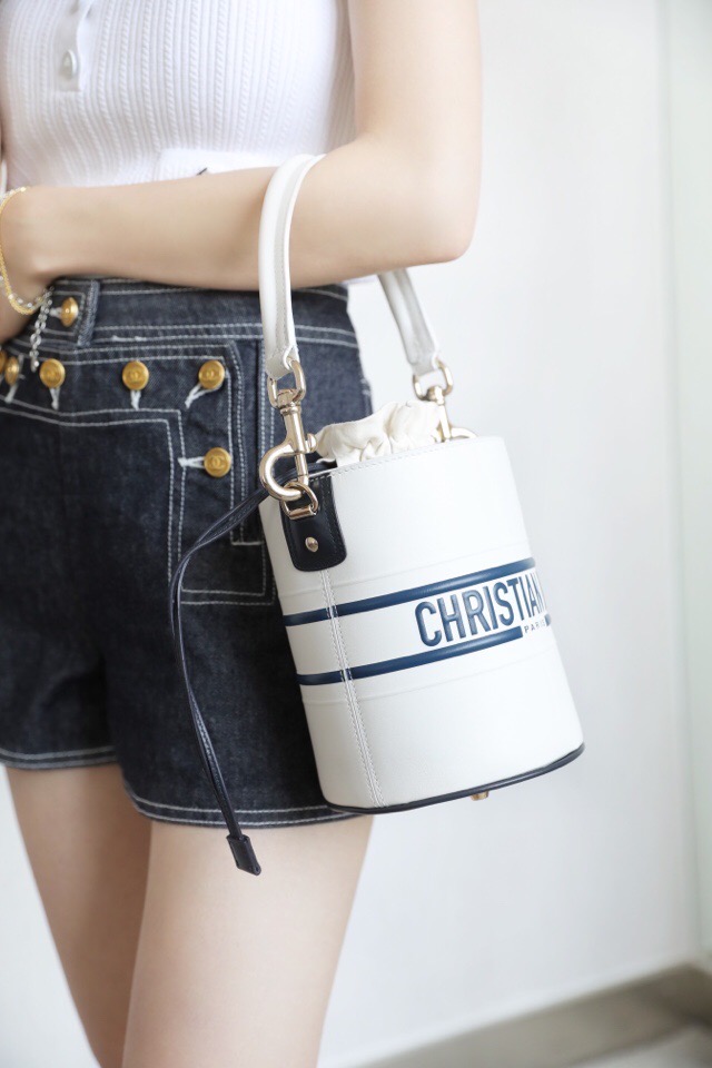 M8703 迪奧DIOR VIBE 系列水桶包 小號 2022新款水桶包 白色