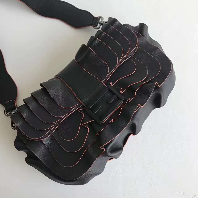 8782 FENDI 芬迪 時(shí)裝秀款 波紋荷葉邊 皮革肩包 黑色