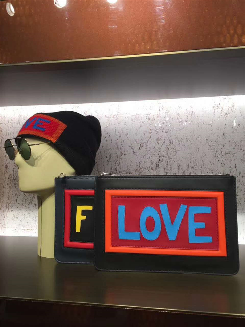 666B FENDI 芬迪 字母字樣 小牛皮 薄款手拿包 黑色FENDI