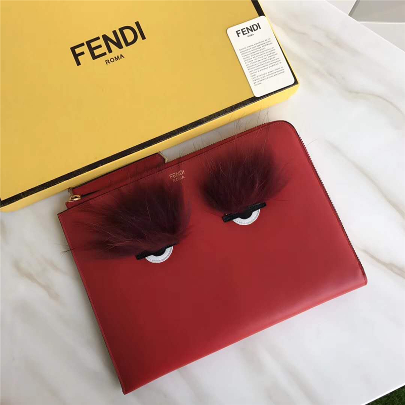 0363 FENDI 芬迪 柔軟小牛皮 毛絨眼睛 拉鏈手拿包 紅色