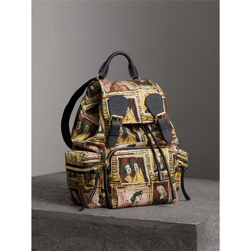 40501561 巴寶莉 The Rucksack 中號 邊框頭像圖案軍旅背 軍旅背包 焦茶棕