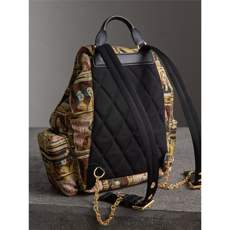 40501561 巴寶莉 The Rucksack 中號 邊框頭像圖案軍旅背 軍旅背包 焦茶棕