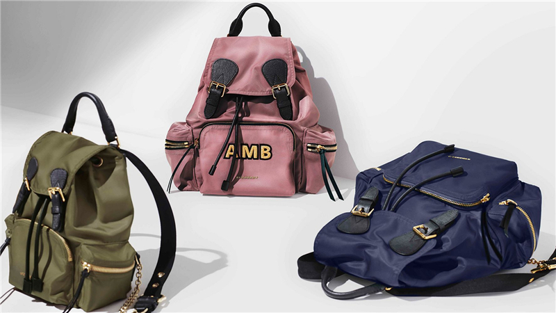 40501561 巴寶莉 The Rucksack 中號 邊框頭像圖案軍旅背 軍旅背包 焦茶棕