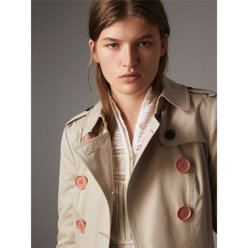 40556981 巴寶莉 切爾西版型 樹脂紐扣 長款 棉質嘎巴甸 Trench 風衣 石色