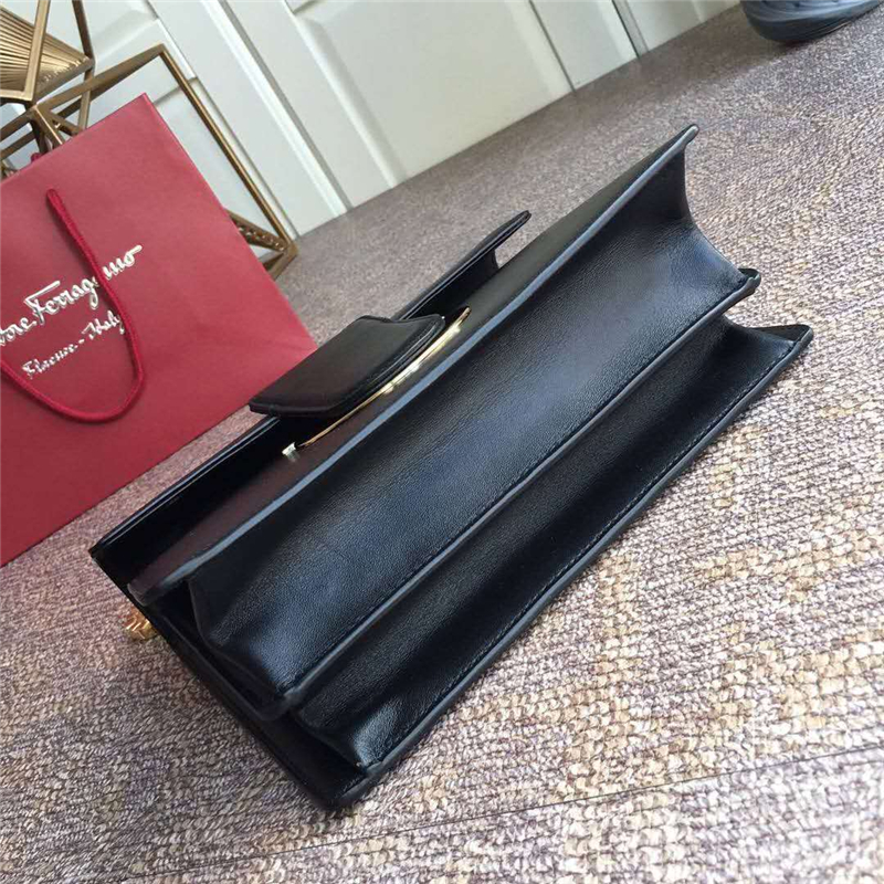 21G671 Ferragamo 菲拉格慕 半環搭扣 小牛皮 大號翻蓋 鏈條包 黑色