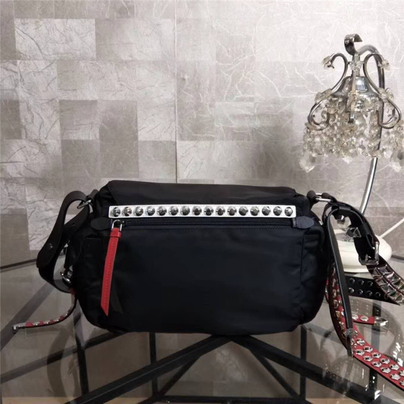 1BD118 Prada普拉達 尼龍面料 鉚釘裝飾 單肩包 黑色