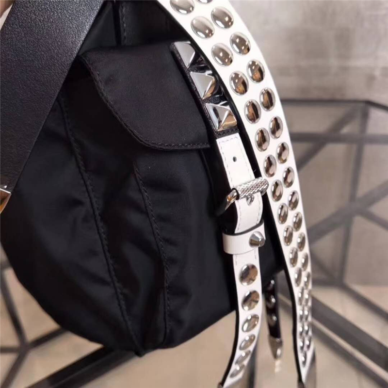 1BD118 Prada普拉達 尼龍面料 鉚釘裝飾 單肩包 黑配白