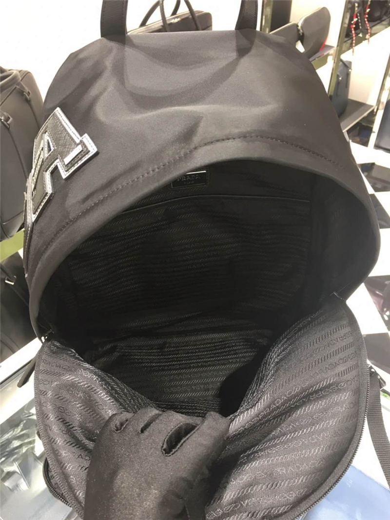 2VG066 Prada普拉達 男女共用款 進口降落傘布料 雙肩包 銀色字母