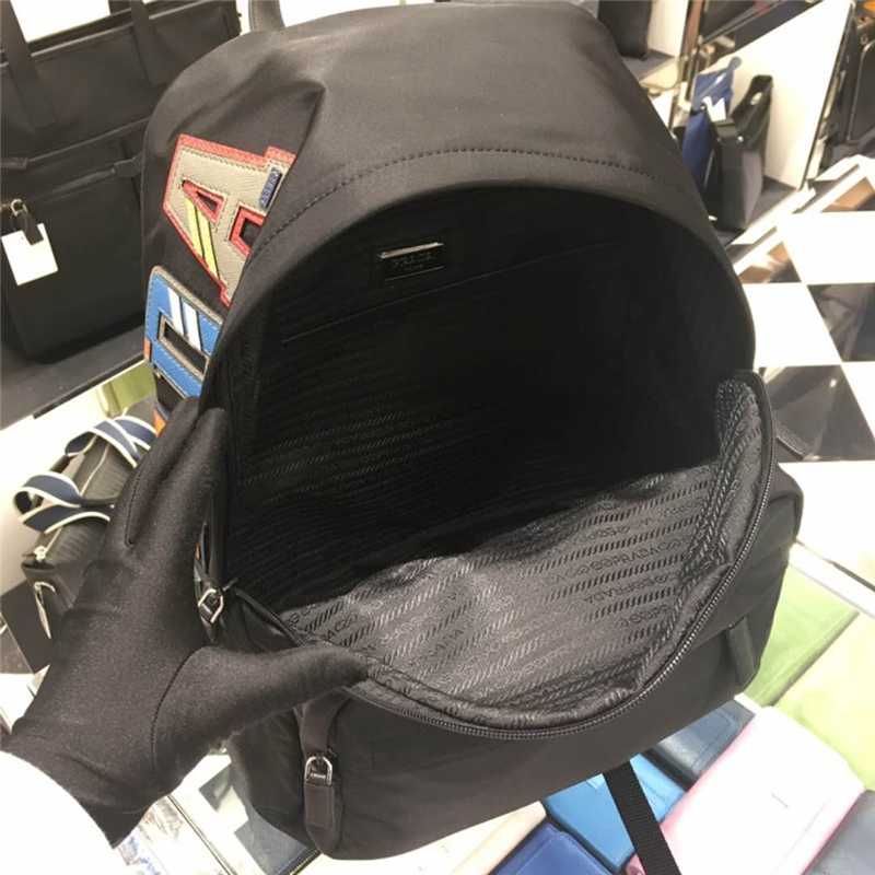 2VG066 Prada普拉達 男女共用款 進口降落傘布料 雙肩包 彩色字母