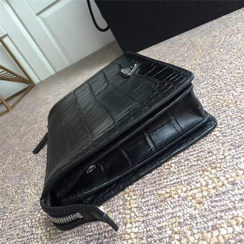 2VF001 Prada普拉達 鱷魚紋牛皮 拉鏈 立體手拿包 黑色角嘜