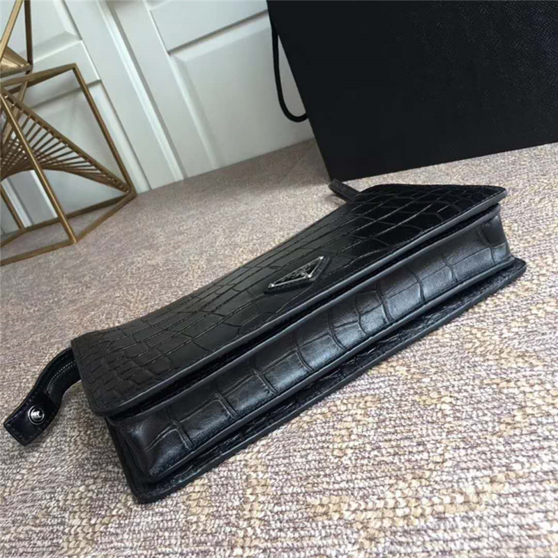 2VF001 Prada普拉達 鱷魚紋牛皮 拉鏈 立體手拿包 黑色角嘜