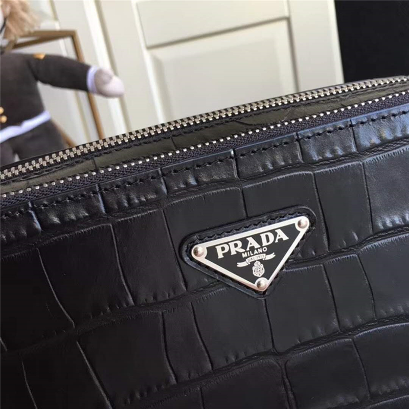 2VF052 Prada普拉達 鱷魚紋牛皮 拉鏈 立體手拿包 黑色角嘜