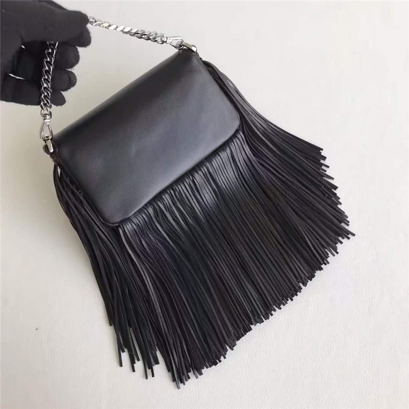 597 FENDI芬迪 MICRO BAGUETTE 小惡魔表情 流蘇裝飾手袋 黑色