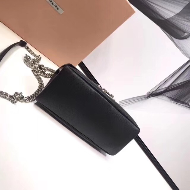 5BD100 MIUMIU 專柜最新 牛皮山羊紋 按扣鎖 小號 翻蓋單肩包 黑色