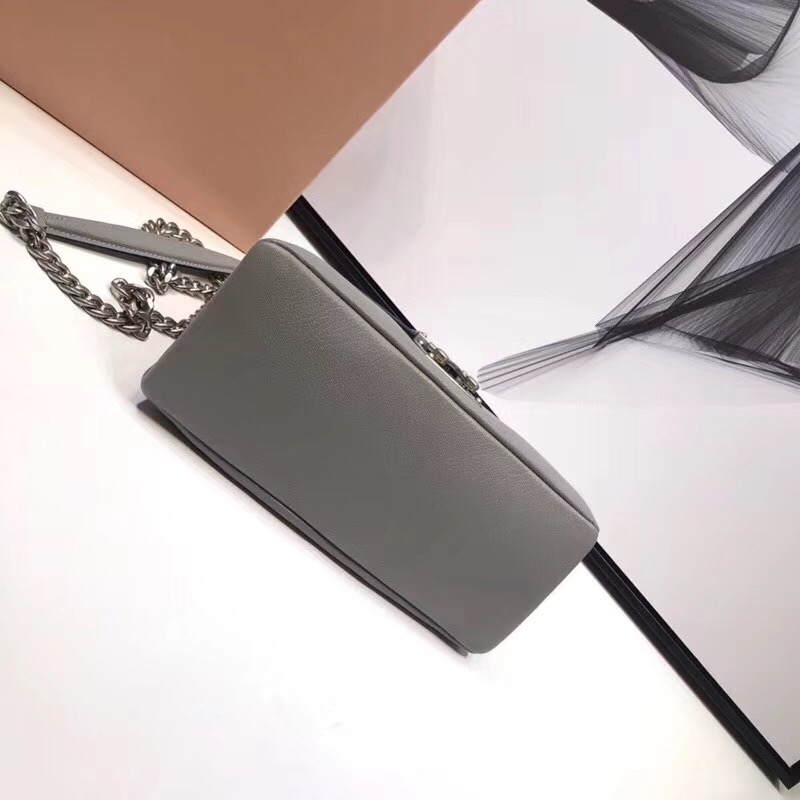 5BD100 MIUMIU 專柜最新 牛皮山羊紋 按扣鎖 小號 翻蓋單肩包 灰色