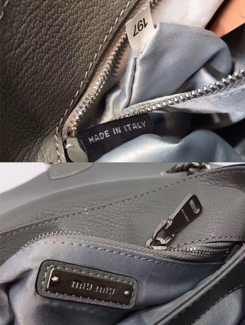 5BD100 MIUMIU 專柜最新 牛皮山羊紋 按扣鎖 小號 翻蓋單肩包 灰色