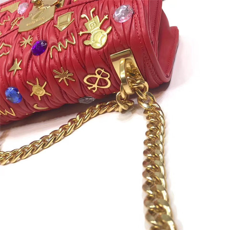 5BD081 MIUMIU專柜新款 褶皺小羊皮 貼花貼飾 按鎖翻蓋小方包 紅色