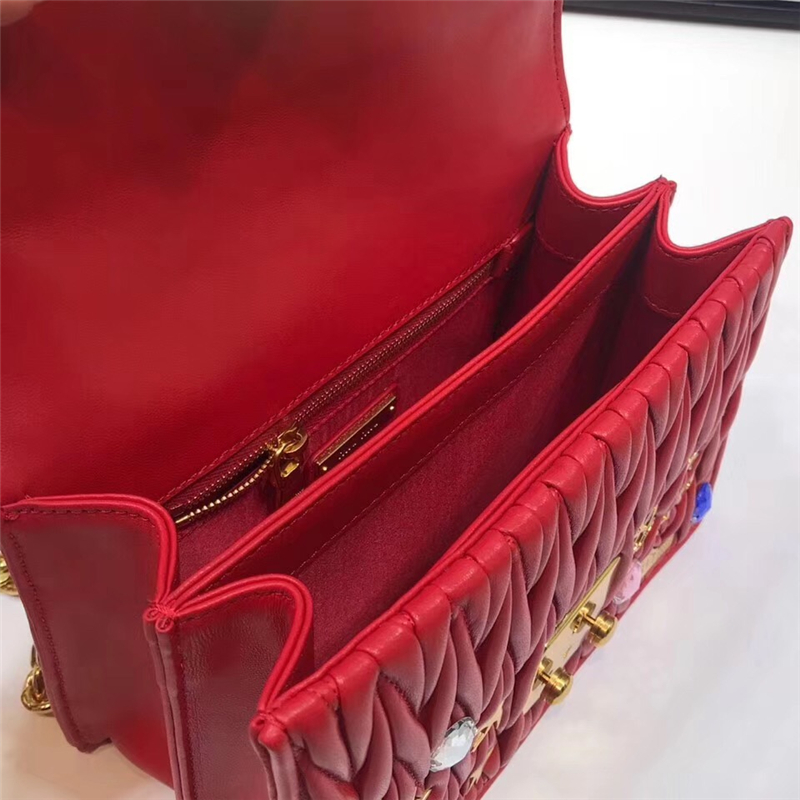 5BD081 MIUMIU專柜新款 褶皺小羊皮 貼花貼飾 按鎖翻蓋小方包 紅色