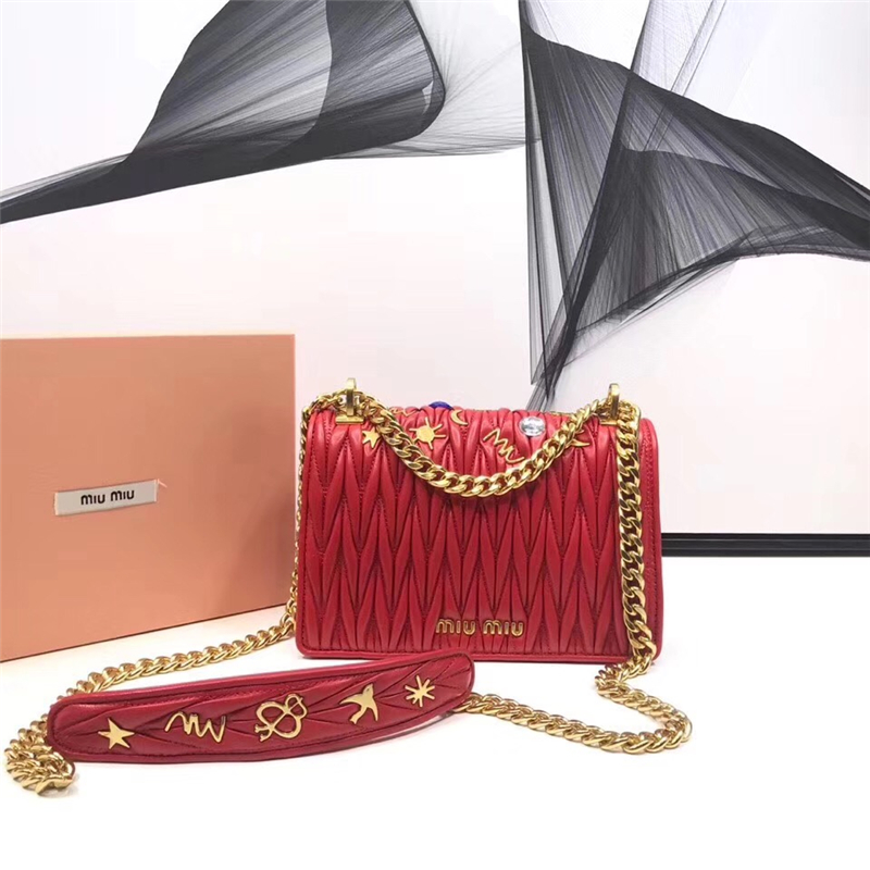 5BD081 MIUMIU專柜新款 褶皺小羊皮 貼花貼飾 按鎖翻蓋小方包 紅色