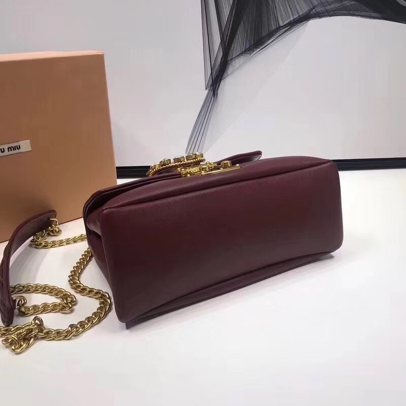 5BD103 MIUMIU專柜走秀款 小牛皮 仿水晶裝飾帶扣 按扣鎖 肩背包 棗紅色