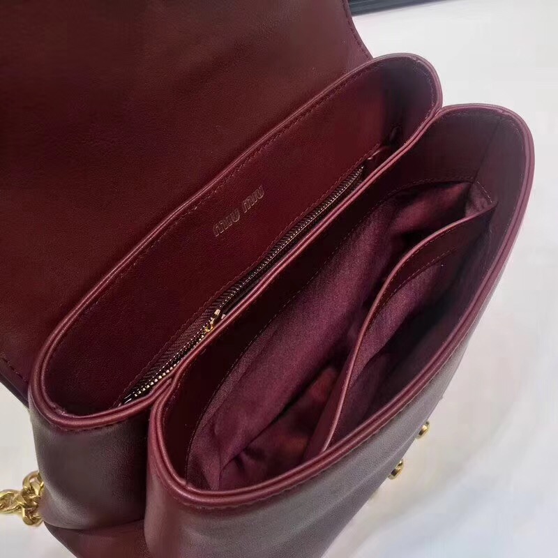 5BD103 MIUMIU專柜走秀款 小牛皮 仿水晶裝飾帶扣 按扣鎖 肩背包 棗紅色