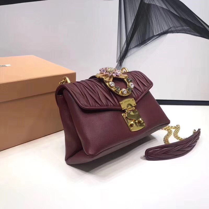 5BD103 MIUMIU專柜走秀款 小牛皮 仿水晶裝飾帶扣 按扣鎖 肩背包 棗紅色