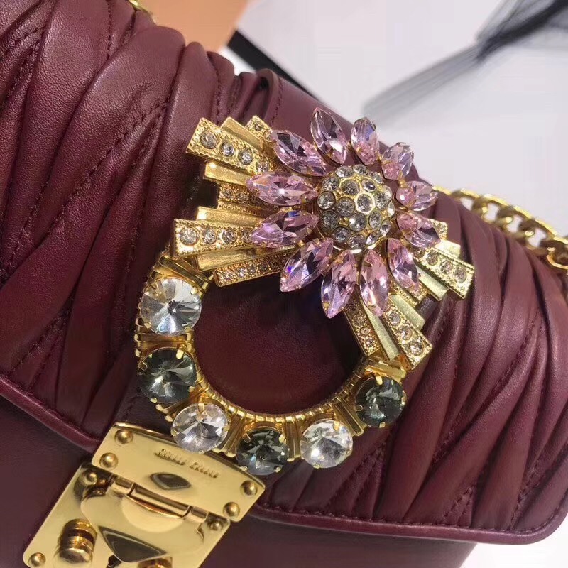 5BD103 MIUMIU專柜走秀款 小牛皮 仿水晶裝飾帶扣 按扣鎖 肩背包 棗紅色