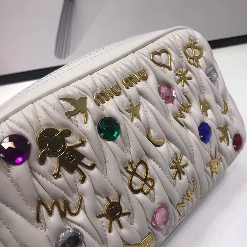 5BH118 MIUMIU專柜新款 褶皺小羊皮 貼花貼飾 相機包 白色
