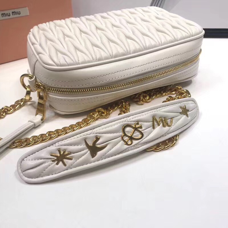 5BH118 MIUMIU專柜新款 褶皺小羊皮 貼花貼飾 相機包 白色