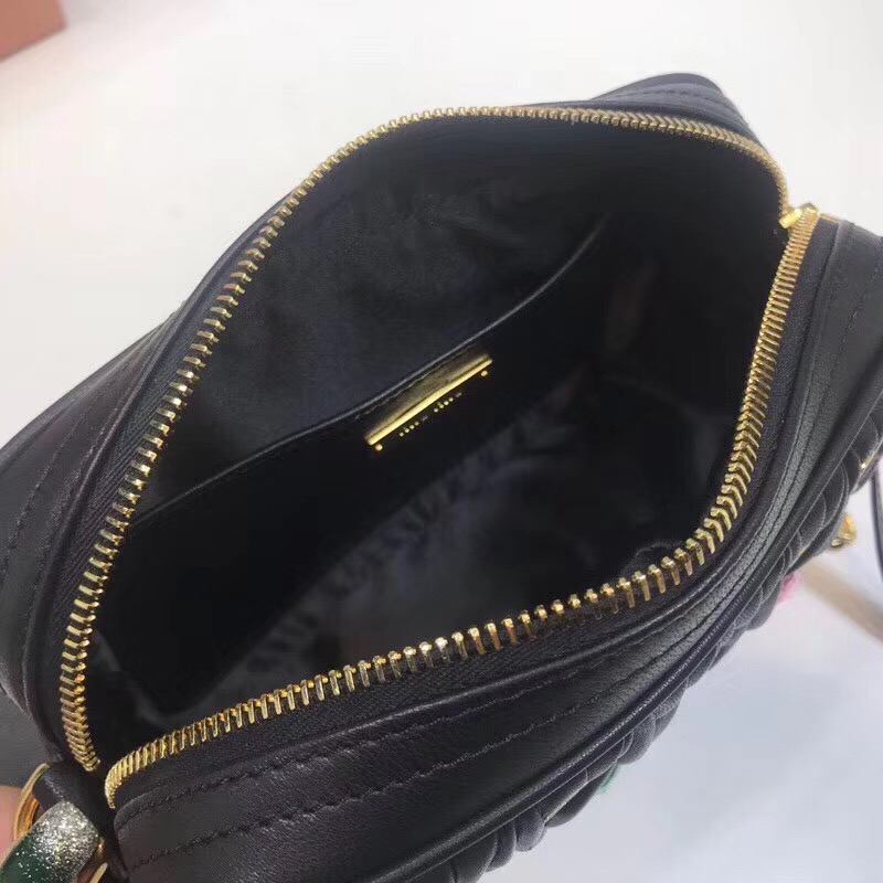 5BH118 MIUMIU專柜新款 褶皺小羊皮 貼花貼飾 相機包 黑色