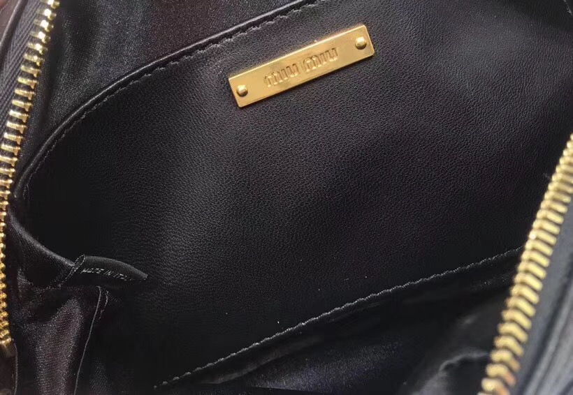 5BH118 MIUMIU專柜新款 褶皺小羊皮 貼花貼飾 相機包 黑色