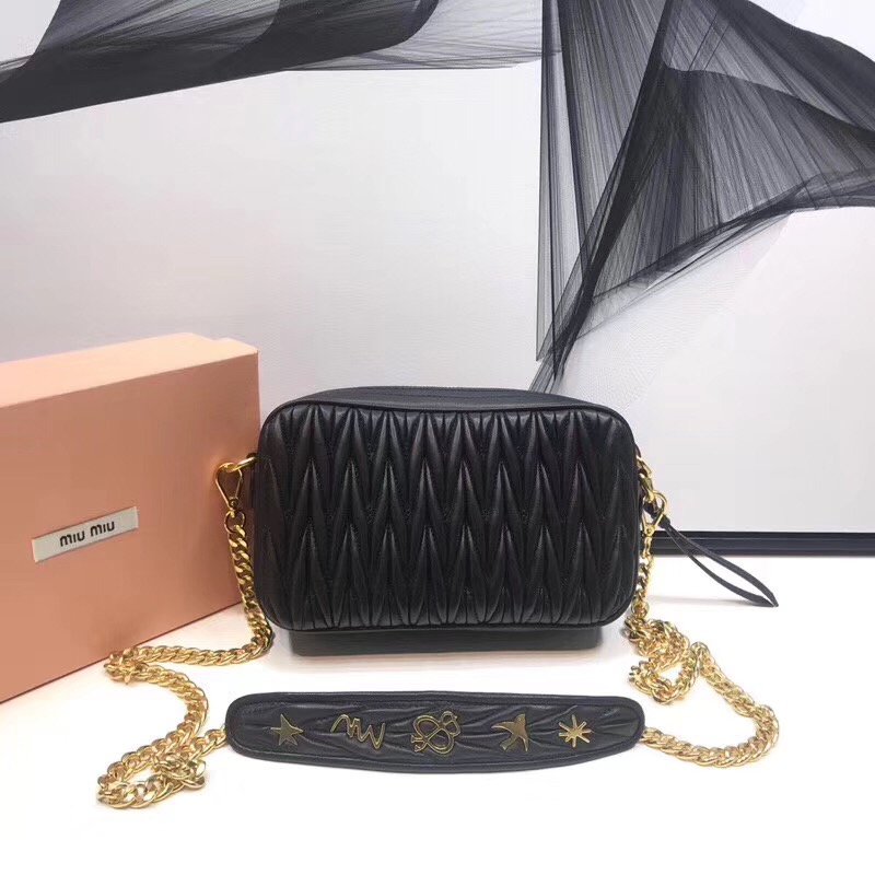 5BH118 MIUMIU專柜新款 褶皺小羊皮 貼花貼飾 相機包 黑色