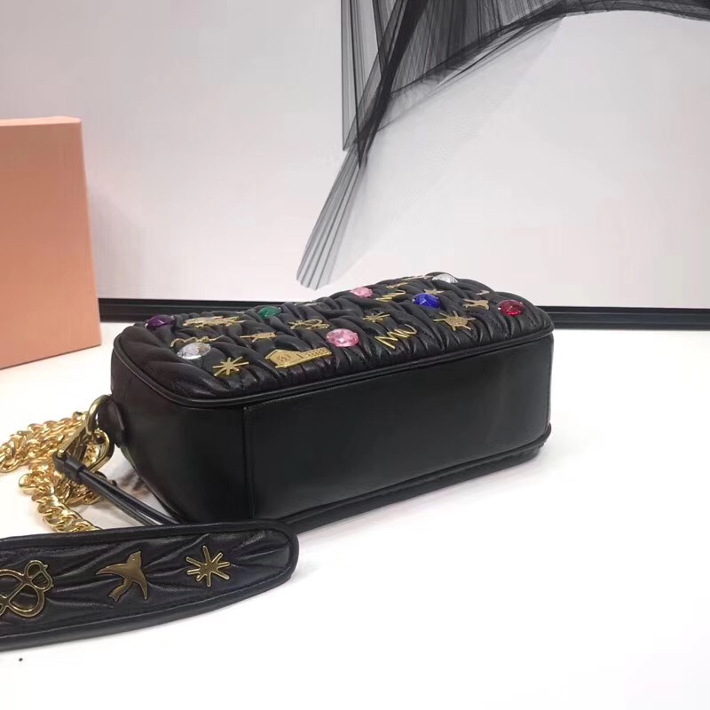 5BH118 MIUMIU專柜新款 褶皺小羊皮 貼花貼飾 相機包 黑色