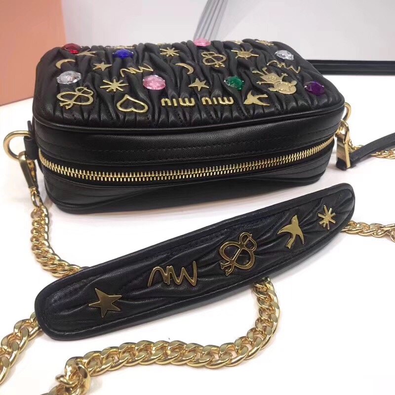 5BH118 MIUMIU專柜新款 褶皺小羊皮 貼花貼飾 相機包 黑色