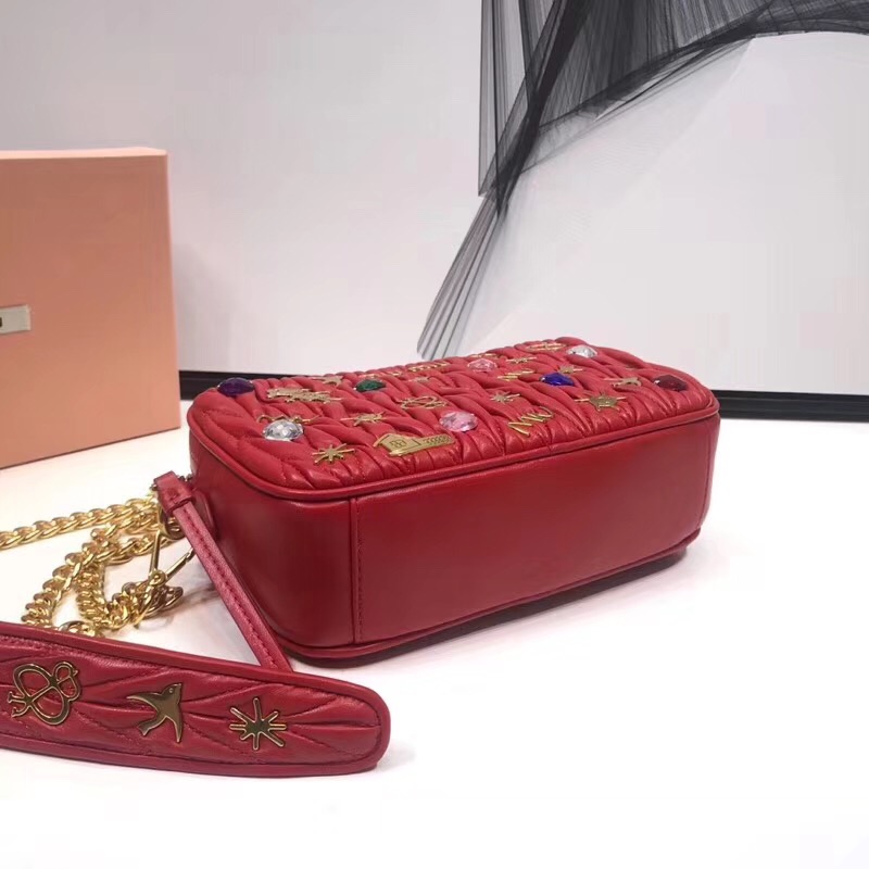 5BH118 MIUMIU專柜新款 褶皺小羊皮 貼花貼飾 相機(jī)包 紅色