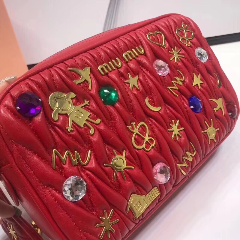 5BH118 MIUMIU專柜新款 褶皺小羊皮 貼花貼飾 相機(jī)包 紅色