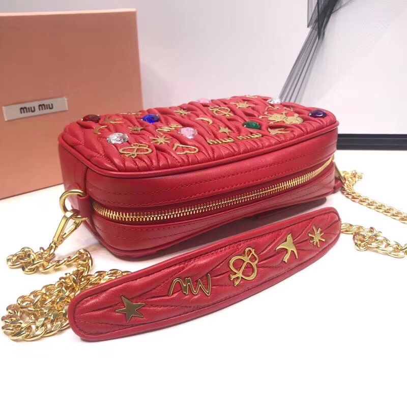 5BH118 MIUMIU專柜新款 褶皺小羊皮 貼花貼飾 相機(jī)包 紅色
